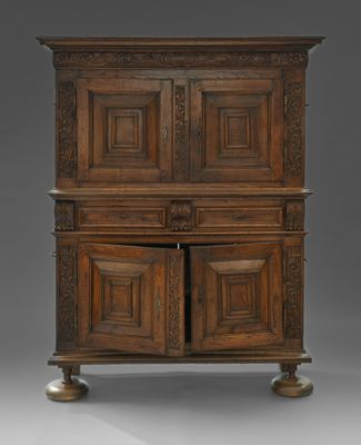 un vieux meuble en bois avec deux portes et deux tiroirs
