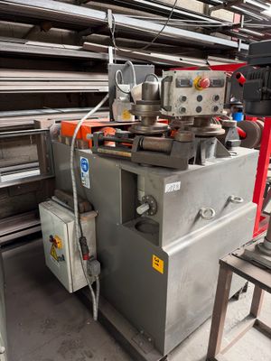 une machine placée au milieu d'une pièce