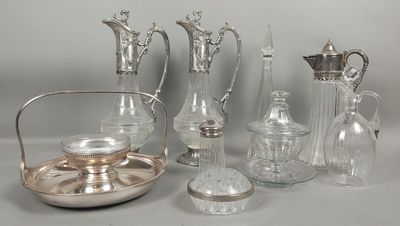 de nombreux objets en argent et en verre posés sur la table
