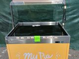 un stand de hot-dogs installé dans la rue