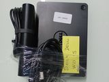 un chargeur qui se fixe à l'arrière d'un téléphone portable