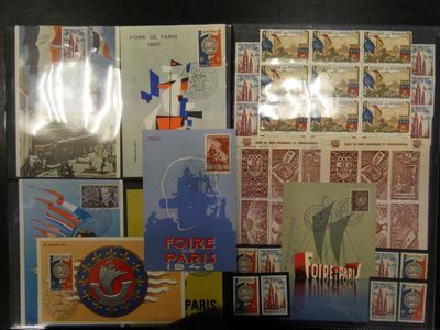 de nombreux types de timbres différents exposés sur une table