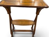 une image représentant une table en bois avec une chaise placée en dessous