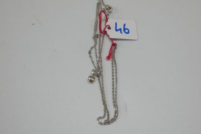 collier plaqué argent avec un cordon rouge et une étiquette sur laquelle est inscrit « oh »