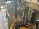 un tas de bric-à-brac dans un garage, à côté d'une borne d'incendie