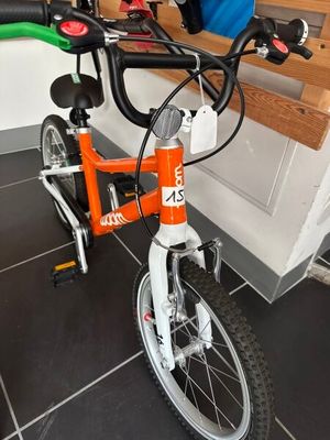 un vélo posé par terre dans la pièce