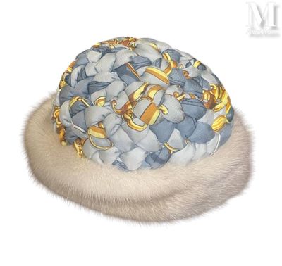 une photo d'un chapeau orné d'un motif bleu et blanc
