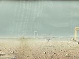 une photo d'une photo représentant un paysage désertique prise à travers une fenêtre