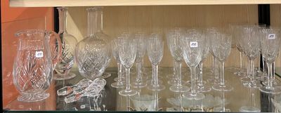 une étagère en verre sur laquelle sont posés de nombreux verres à vin