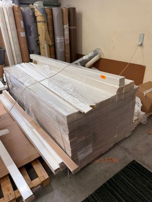une grande pile de papier posée sur une palette dans un entrepôt