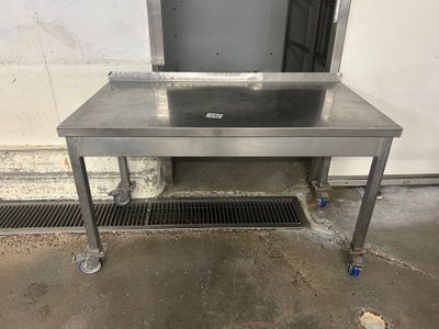 une photo d'une table en acier inoxydable équipée d'un évier