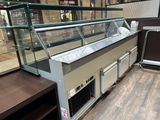 une vitrine dans un magasin avec beaucoup de verre