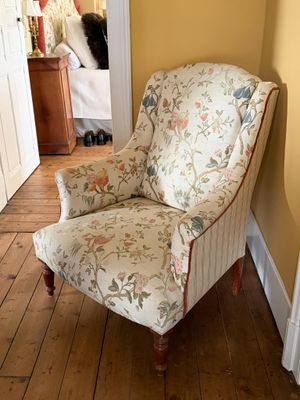 une chaise qui se trouve dans le coin d'une pièce