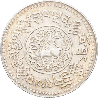 un gros plan d'une pièce de monnaie sur fond blanc, avec des caractères chinois