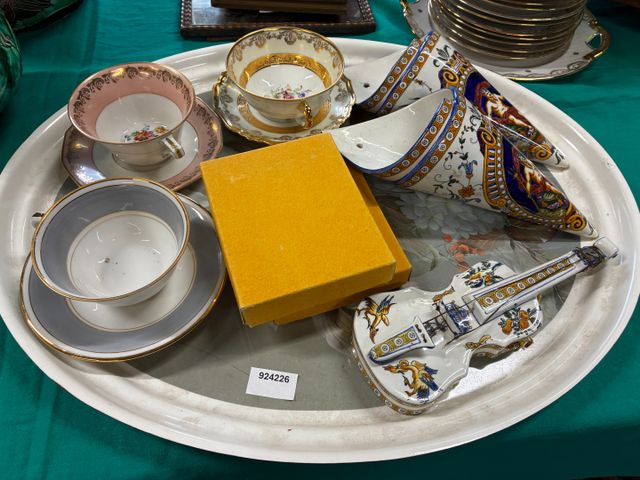 Suite de 3 déjeuners en porcelaine, guitare en faïence de Gien, p...