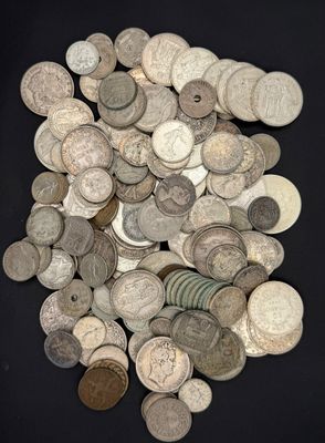 une pile de vieilles pièces sur fond noir