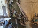 une machine qui se trouve à l'intérieur d'un bâtiment