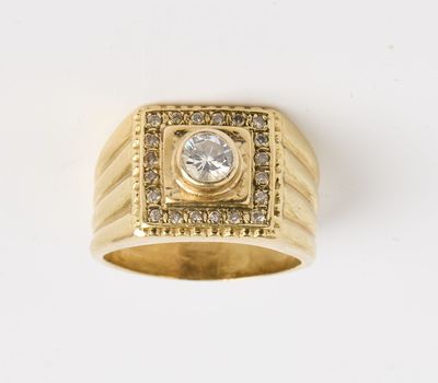 gros plan d'une bague en or avec un diamant au centre