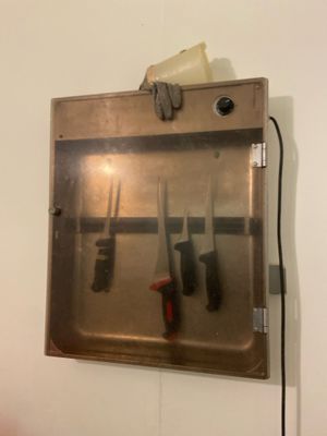 une photo d'un porte-couteaux mural sur lequel sont accrochés des couteaux