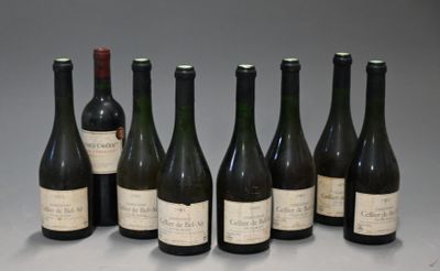 six bouteilles de vin sont alignées sur une table