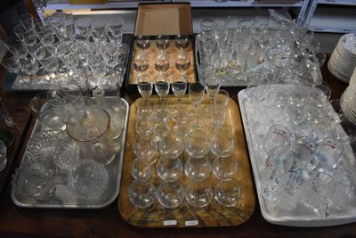 plusieurs plateaux de verres à vin vides et des plateaux de verres à vin vides posés sur une table