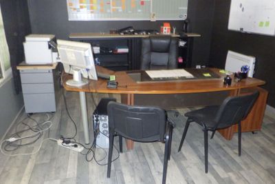 une photo d'un bureau avec deux ordinateurs et deux chaises