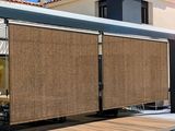 une terrasse avec une table et des chaises près d'une piscine