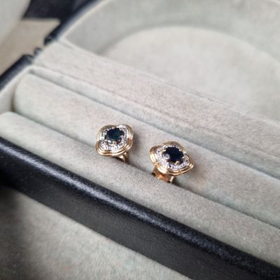 une paire de boucles d'oreilles rangées dans une boîte