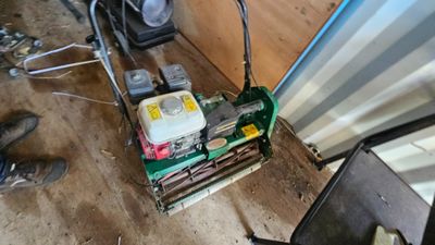une petite machine qui se trouve dans le coin d'une pièce