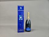 une bouteille de champagne à côté d'un carton de vin