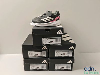 une pile de cartons sur laquelle est posée une paire de chaussures