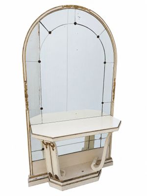 une photo d'une table blanche sur laquelle est posé un miroir