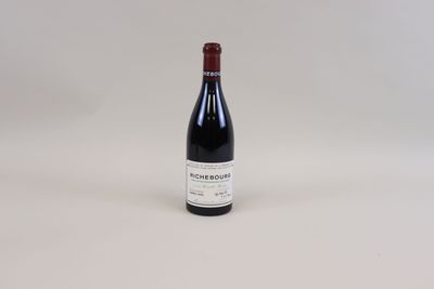 la bouteille de vin est posée sur une surface blanche