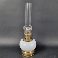 Lampe ovoïde en verre opalin blanc ou céramique et laiton, c… (photo 2)
