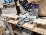 une machine qui découpe du bois sur un établi