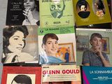 un grand nombre de livres posés sur le sol