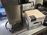 une cafetière posée sur le plan de travail d'une cuisine