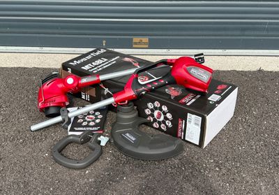 une photo montrant une paire d'outils posés par terre