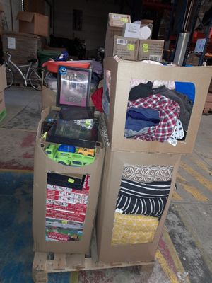 les cartons sont empilés les uns sur les autres sur une palette