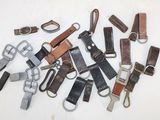 de nombreux modèles différents de porte-clés en cuir sur un fond blanc