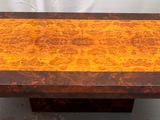 une table en bois avec un plateau carré et un piètement carré