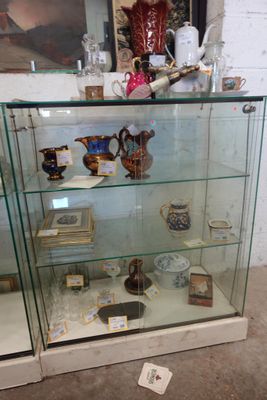 une vitrine en verre contenant de nombreux objets