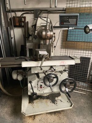 une machine qui se trouve dans un garage