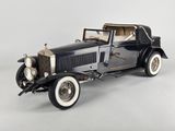 une maquette de voiture posée sur une table
