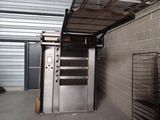 une image représentant un garage avec une porte et des étagères