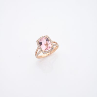 une bague en tourmaline rose et diamant