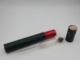 un stylo et un briquet posés sur une table