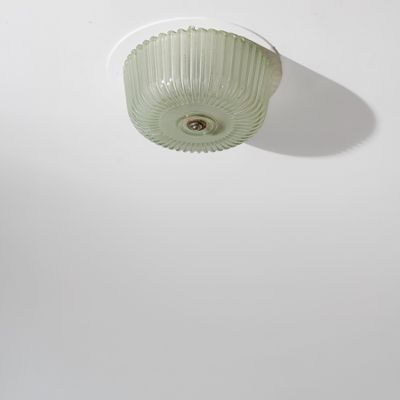 une lampe suspendue au plafond de la pièce