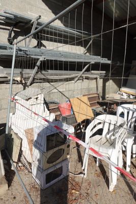 un tas de chaises et un téléviseur dans la cour