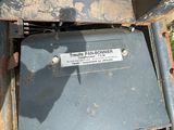 une boîte métallique sur laquelle est apposée une pancarte